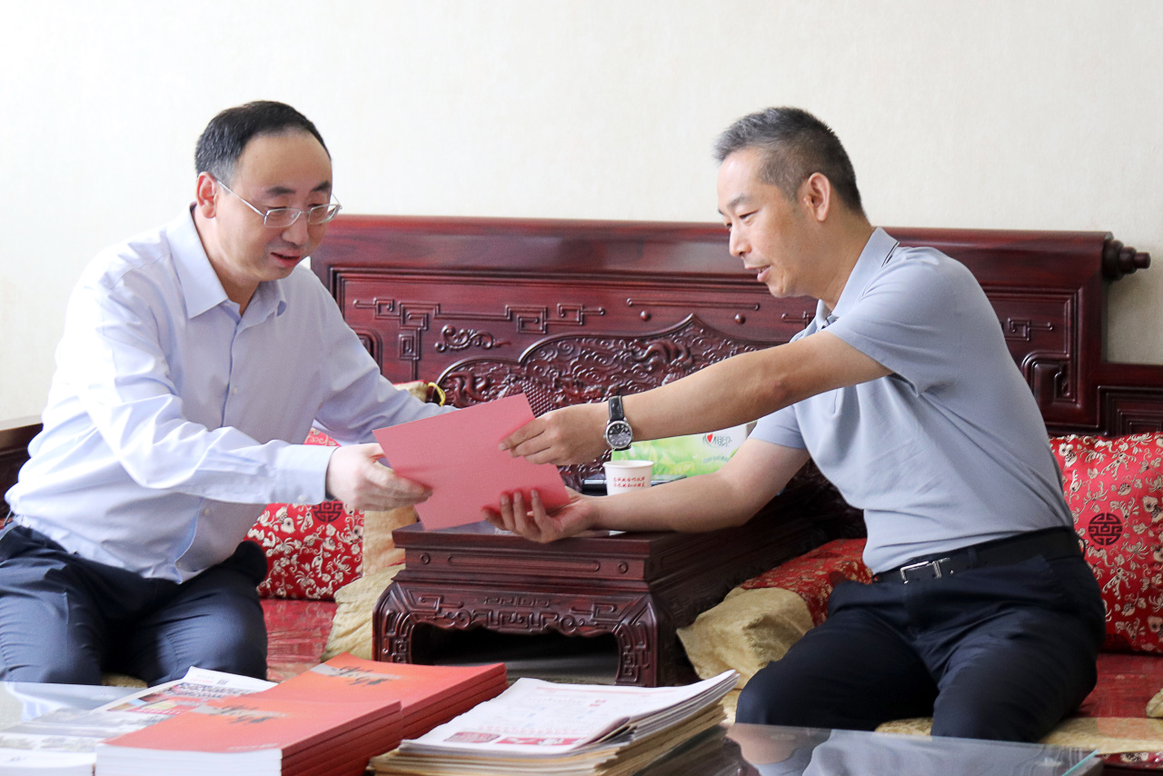 中原區(qū)區(qū)委常委、常務副區(qū)長劉斌一行蒞臨新蒲建設集團走訪調(diào)研，并送來感謝信